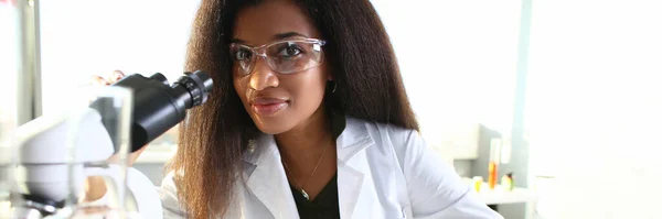 Black Woman Scientist Goggles Conducts Study Using Microscope Viral Bacteria — Stockfoto