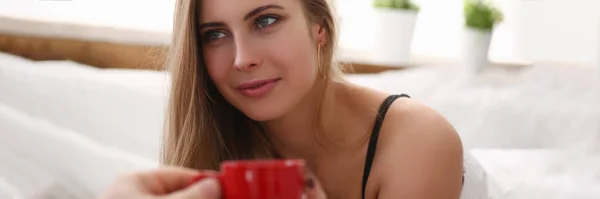 Joven Rubia Sonriente Está Tomando Una Taza Con Café Temprano —  Fotos de Stock