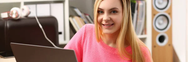 Joven Mujer Rubia Sonriente Sentada Sala Estar Trabajando Portátil Trabajo —  Fotos de Stock