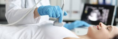 Doktor klinikteki hastanın göğsünü ultrasonla muayene ediyor. Göğüs tümörü teşhisi