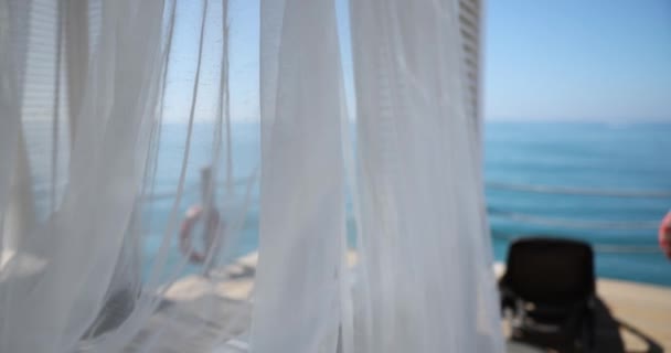White Curtain Revealing Peaceful Tropical Beach Sea Comfortable Calm Summer — ストック動画