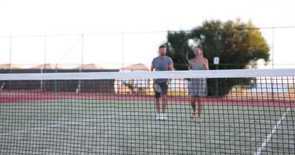 Man Woman Tennis Court Discussing Last Tennis Match Tennis Players — Vídeo de Stock