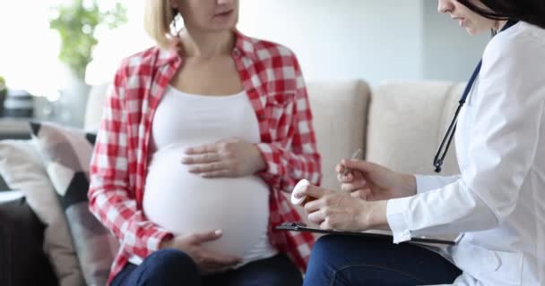 Female Doctor Prescribes Vitamin Pills Beautiful Pregnant Woman Home Visit — Stockvideo