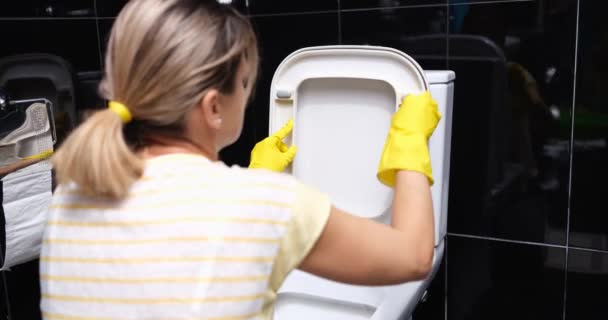 Woman Cleaning Toilet Seat Pink Cloth Wiping Toilet Woman Yellow — Αρχείο Βίντεο