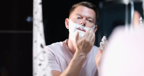 Closeup Reflection Mirror Confident Handsome Young Man Applying Shaving Cream — 图库视频影像