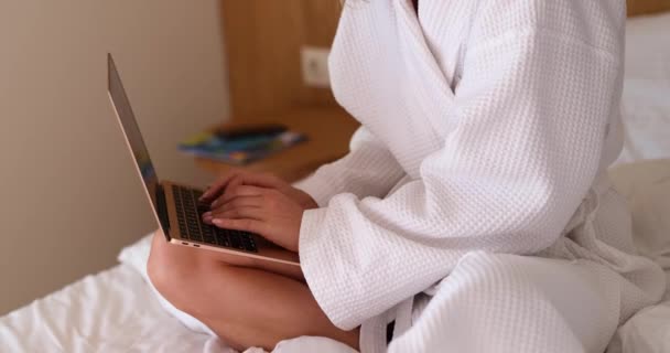 Блогерка Фрілансера Яка Працює Ноутбуці Сидячи Ліжку Халаті Телевізійна Перевірка — стокове відео