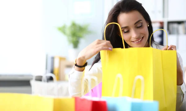 Beautiful Woman Amazed See Gift Shopping Bag Concept Shopping Gifts — Fotografia de Stock