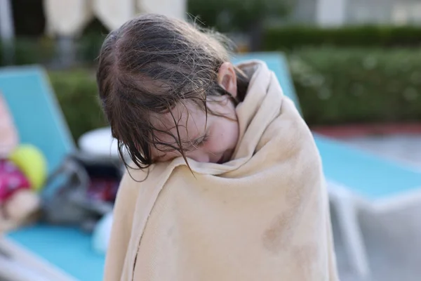 Girl Child Wrapped Warm Beach Towel Summer Children Recreation Hypothermia — Foto Stock
