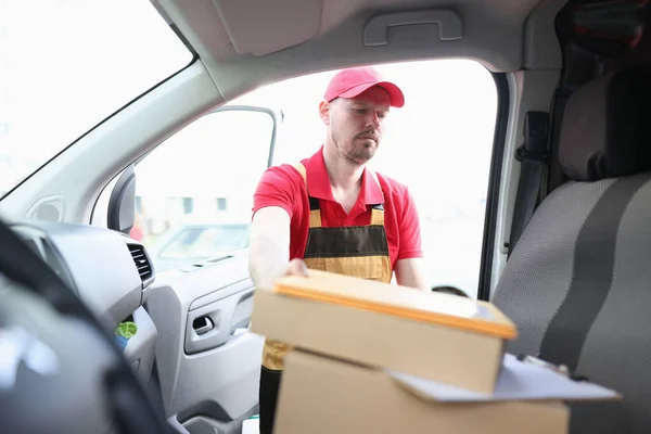 Young Delivery Man Loading Boxes Car Parcel Delivery Logistics Services — ストック写真