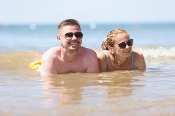 Happy Couple Sunglasses Lies Beach Sea Sea Summer Vacation Emotions — 스톡 사진