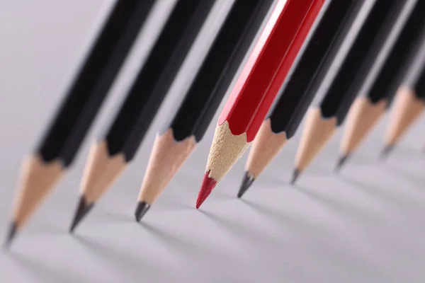 Red Pencil Separating Row Black Pencils Business Concept Leadership Thinking — Zdjęcie stockowe