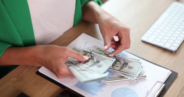 Businesswoman Counts Cash Dollars Workplace Financial Profit Sales Growth Profitable — Αρχείο Βίντεο