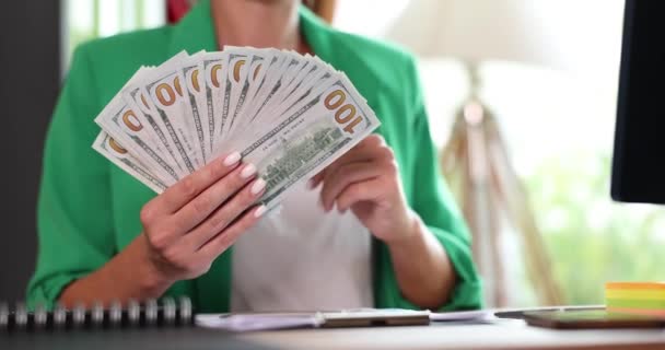 Businesswoman Holding Fan Dollars Thumbs Gesture Successful Recommendation Financial Growth — Vídeo de Stock