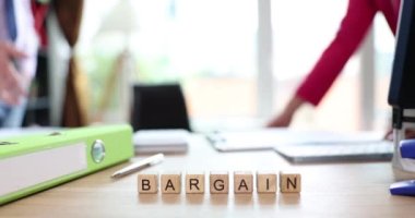 İş adamı ve kadın ofiste el sıkışıyor ve yakın plan mesajlaşıyorlar. Anlaşmanın sonuçlanması ve ortaklığın onaylanması