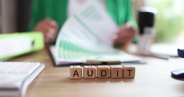 Empresaria Examina Documentos Financieros Con Informes Realiza Auditorías Planificación Presupuestaria — Vídeo de stock