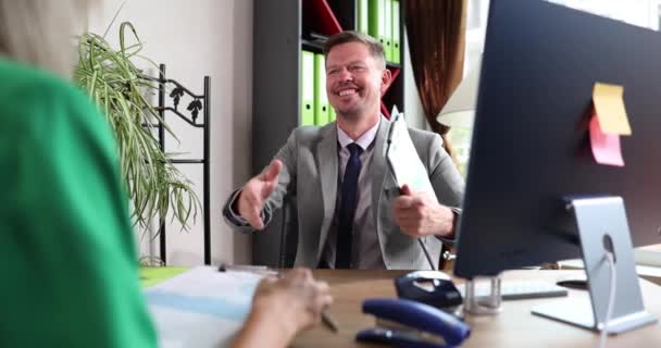 Χαμογελώντας Χαρούμενος Επιχειρηματίας Χειραψία Την Επιχειρηματία Στο Γραφείο Επιτυχής Επιχειρηματική — Αρχείο Βίντεο
