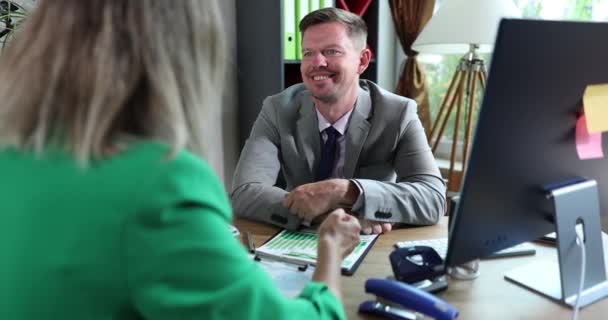 Souriant Patron Homme Affaires Heureux Écoute Rapport Collègue Bureau Réussite — Video