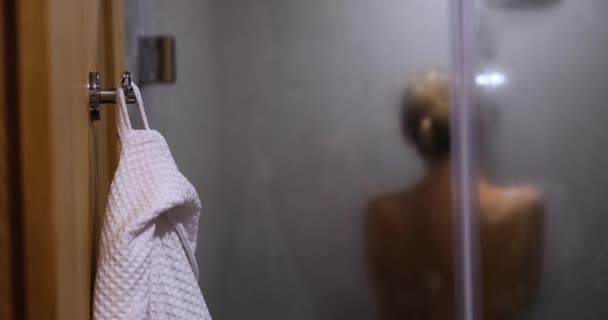 Kobieta Myje Się Pod Prysznicem Hotelu Widok Bliska Tyłu Wygodne — Wideo stockowe