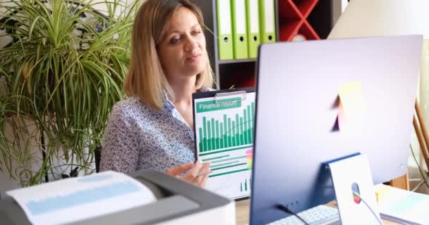Una Mujer Oficina Muestra Informe Financiero Papel Través Enlace Video — Vídeo de stock