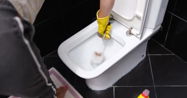 Une Femme Maison Lave Les Toilettes Avec Une Brosse Gros — Video