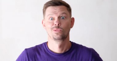 Bir adam elini şaşkınlıkla ağzını kapatır, yakın plan. İyi haber kavramı, olumlu. Hayranlık ve ilham