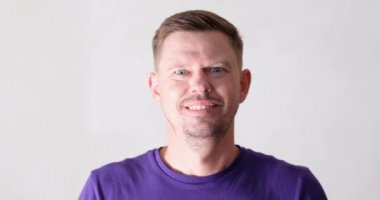 Genç bir adam bağırır ve yumruklarını sıkar, yüzüne yakın çekimde. Duygusal negatif tepki kavramı, agresif davranış