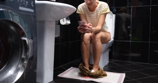 Kobieta Przewija Smartfona Siedząc Domu Toalecie Koncepcja Uzależnienia Sieci Społecznościowych — Wideo stockowe
