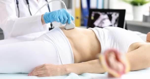 Karın Ultrasonunda Genç Bir Kadın Zaman Ayarlı Yakın Plan Tıbbi — Stok video