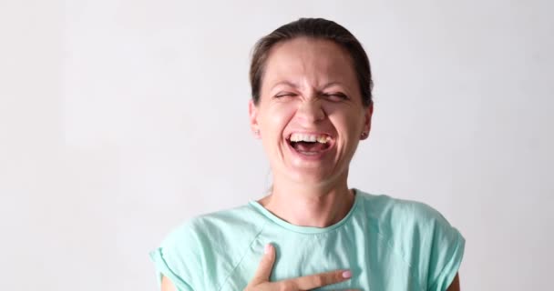 Μια Γυναίκα Ένα Μπλουζάκι Γελάει Κοντινό Πλάνο Έννοια Των Θετικών — Αρχείο Βίντεο