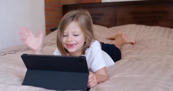 Una Ragazza Carina Sdraiata Sul Divano Sta Parlando Una Videochiamata — Video Stock