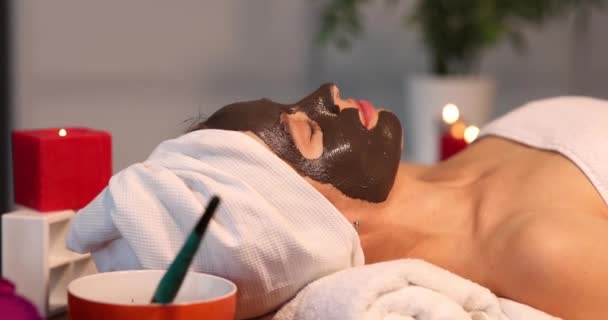 Zadowolona Kobieta Leży Czekoladową Maską Twarzy Zbliżenie Salon Piękności Pielęgnacja — Wideo stockowe