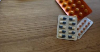 Eczacılık tıbbi kapsülleri yakın planda duruyor. İlaç kapsüllerinin bileşenleri tıbbi ürünlerin tabletleri ve çeşitli vitaminler.