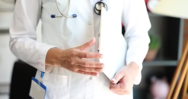 Médica Feminina Estende Mão Para Fechar Aperto Mão Seguro Saúde — Vídeo de Stock