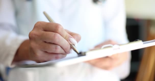Lekarka Trzymająca Długopis Schowku Chodzenie Oddziale Sprawdzanie Obliczeń Ubezpieczenia Pacjenta — Wideo stockowe
