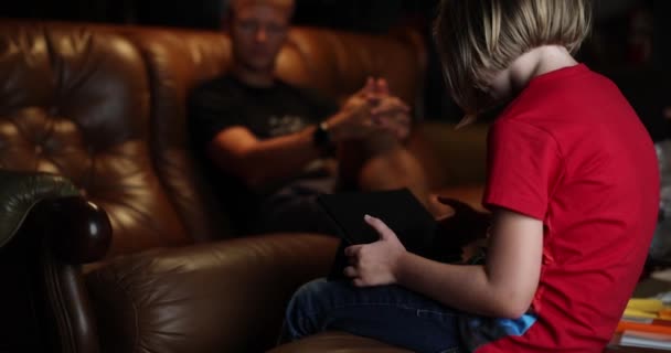 Professeur Masculin Enseigne Une Enfant Âge Préscolaire Apprendre Lire Livre — Video