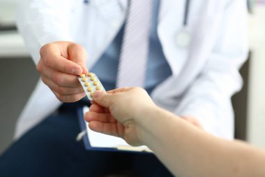 Doktor ya da doktor hastaya reçeteli ilaç öneriyor. Yeni nesil ilaç tedavisi ve antibiyotik konsepti