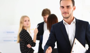 Yakışıklı iş adamı ortakla anlaşmak için el sıkışmak istiyor. İş danışmanı ve sözleşme konsepti