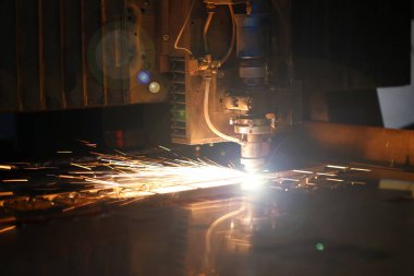 Metal ve modern endüstriyel teknolojilerden oluşan CNC lazer kesimi. Metal işçiliği ve plazma kesme makineleri