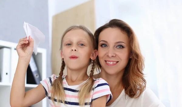 Retrato Hermosa Madre Feliz Con Hija Están Sosteniendo Avión Papel —  Fotos de Stock