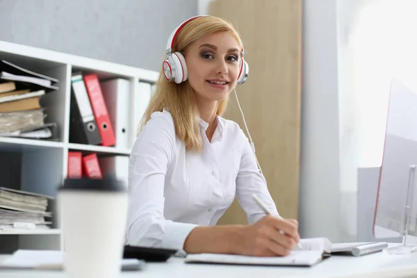 办公室里戴耳机的漂亮女人与同事举行网上视频会议的耳机业务顾问 — 图库照片