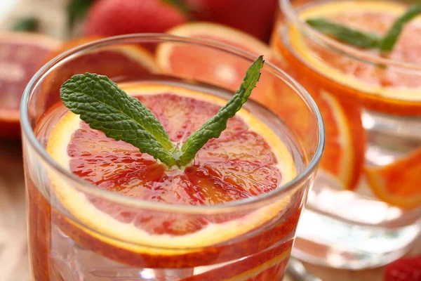 Preparation Chilled Orange Punch Mint Homemade Cocktail Closeup Refreshing Summer — Stock Photo, Image