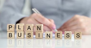 İş adamı şirket için iş planı yazıyor. Başarılı bir girişimin gündem planlaması ve geliştirmesi