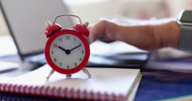 Kırmızı alarm saati ve bilgisayar klavyesinde yazan eller. Serbest İşçi 'nin Bilgisayar ve Zaman Yönetiminde Çalışma Süresinin Planlanması