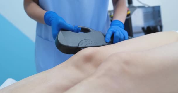Kobieta Poddaje Się Laserowej Procedurze Usuwania Włosów Nogach Kolanach Laserowe — Wideo stockowe