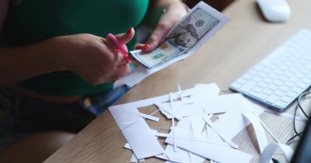Γυναίκα Κόβει Πλαστά Χαρτονομίσματα Των 100 Δολαρίων Ψαλίδι Παραποίηση Αμερικανικού — Αρχείο Βίντεο
