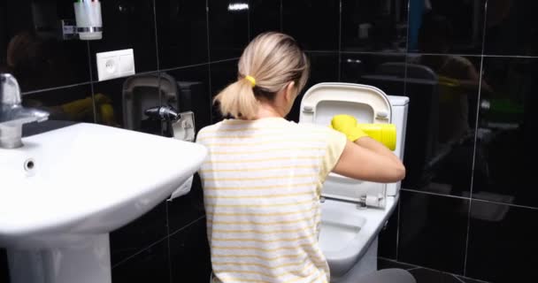 Mulher Luva Limpa Vaso Sanitário Casa Banho Close Lavabo Instruções — Vídeo de Stock