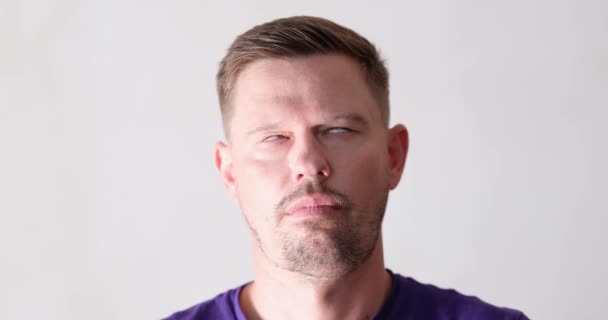 Porträtt Stilig Man Rullande Ögon Irritation Uttråkad Ung Man Rullar — Stockvideo