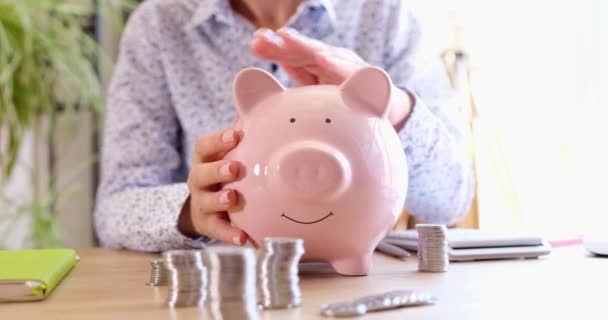 Emocionalmente Alegre Feliz Mujer Acariciando Sacudiendo Alcancía Crecimiento Financiero Exitoso — Vídeos de Stock