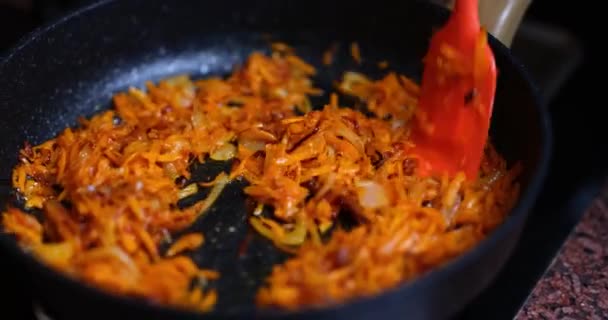 Gulerødder Steges Gryde Komfur Closeup Opskrift Stegte Gulerødder Med Krydderier – Stock-video
