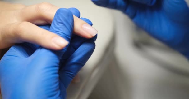 Διαδικασία Εφαρμογής Διαφανές Βερνίκι Μανικιουρίστα Μπλε Γάντια Καλύπτει Θηλυκά Νύχια — Αρχείο Βίντεο